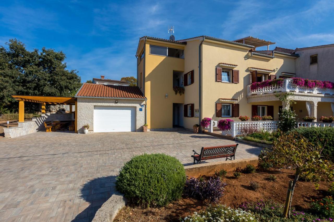 Apartmani Sandra Malinska Sveti Vid-Miholjice Ngoại thất bức ảnh