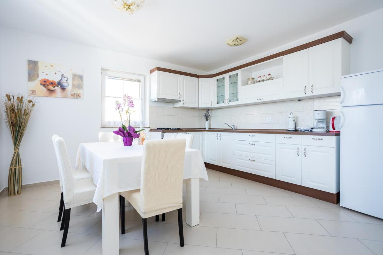 Apartmani Sandra Malinska Sveti Vid-Miholjice Ngoại thất bức ảnh
