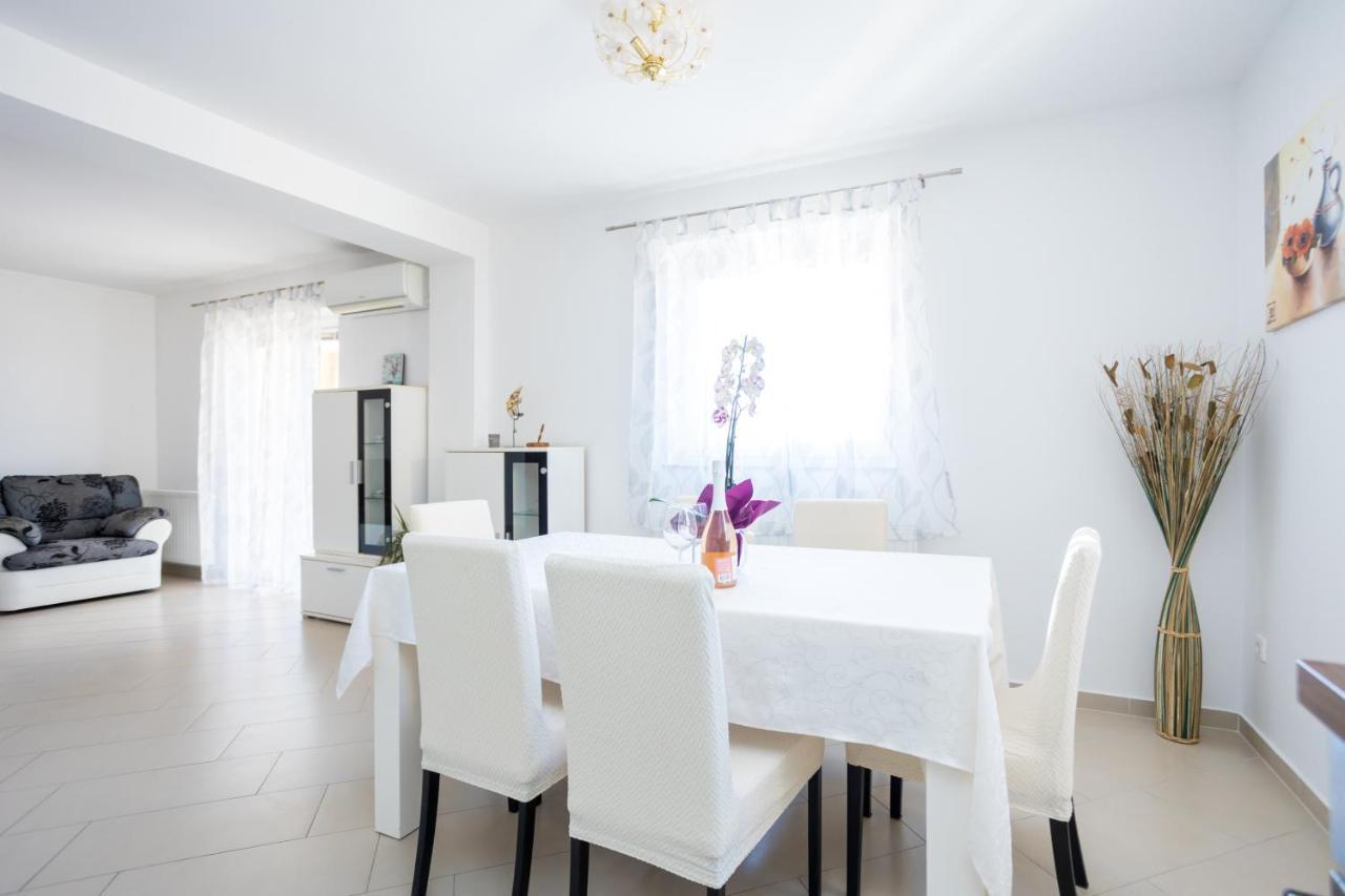 Apartmani Sandra Malinska Sveti Vid-Miholjice Ngoại thất bức ảnh