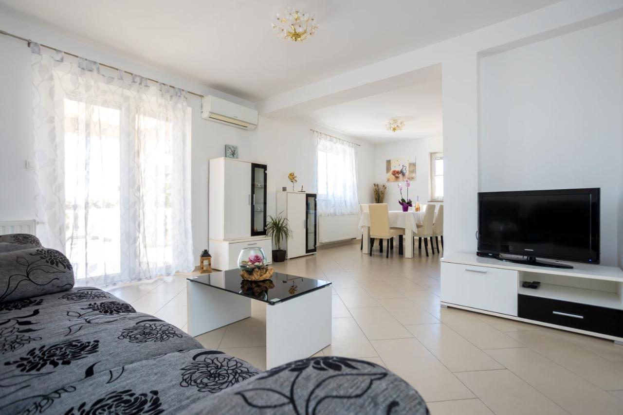 Apartmani Sandra Malinska Sveti Vid-Miholjice Ngoại thất bức ảnh