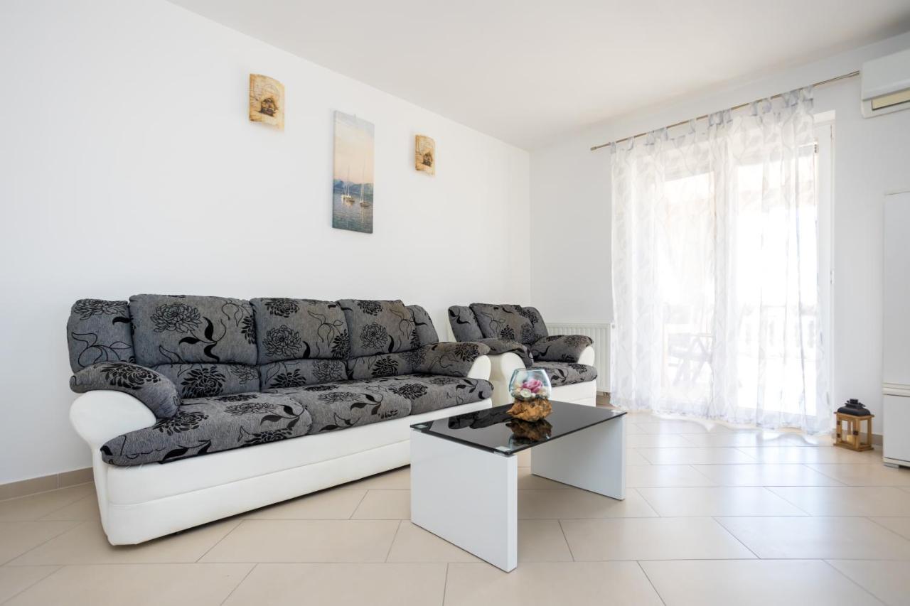 Apartmani Sandra Malinska Sveti Vid-Miholjice Ngoại thất bức ảnh
