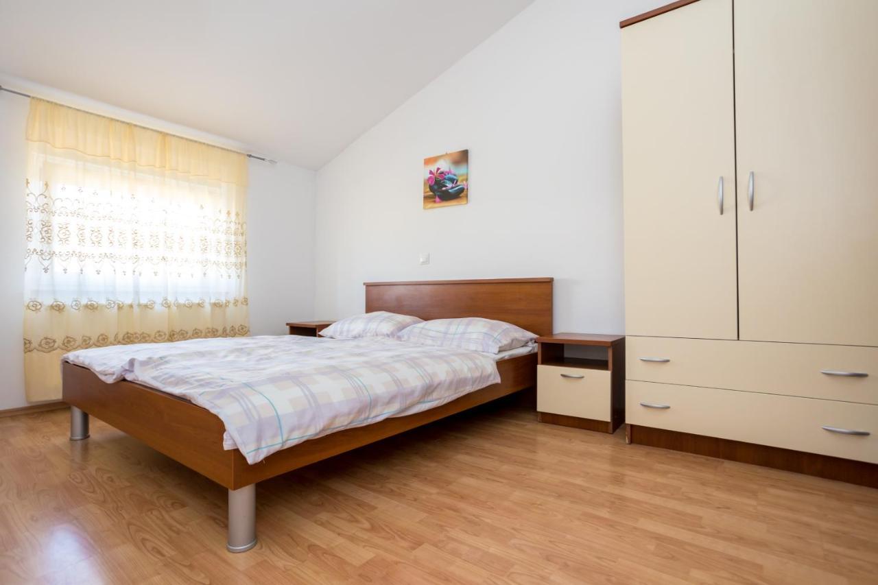 Apartmani Sandra Malinska Sveti Vid-Miholjice Ngoại thất bức ảnh